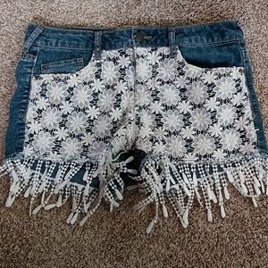 Lei daisy fringe shorts